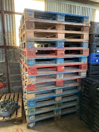 Palets de madera europeos pintados en rojo y azul