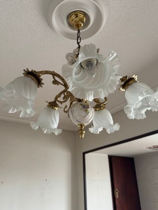 Lámpara de techo dorada y blanca