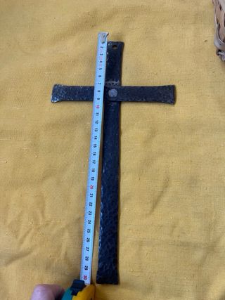 Crucifijo antiguo de metal forjado
