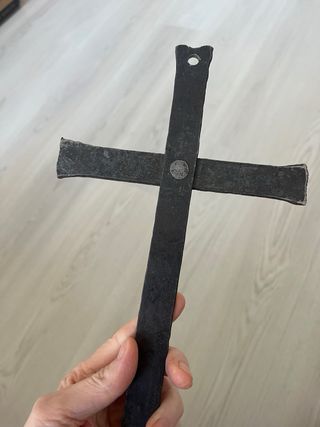 Crucifijo antiguo de metal forjado