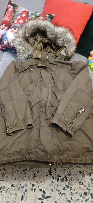 Abrigo verde con capucha y pelo