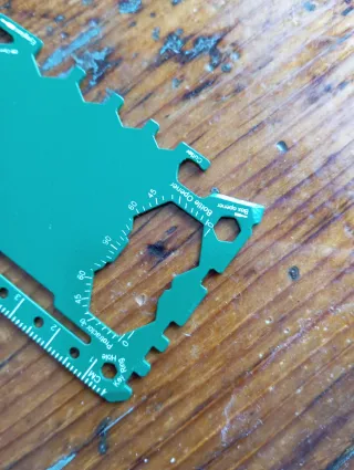 Attrezzo multiuso tascabile