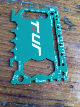 Attrezzo multiuso tascabile