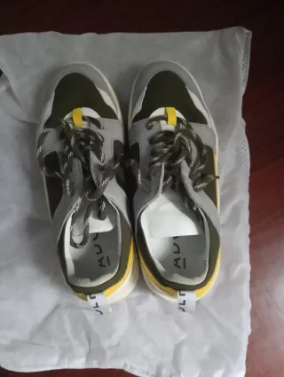 Deportivas grises y verdes