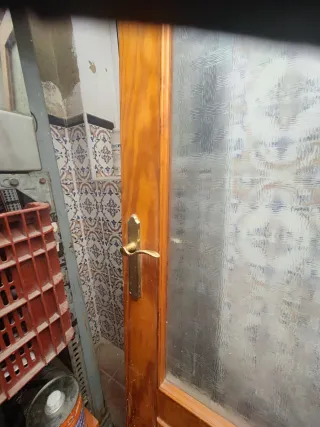 Puerta de madera con cristal