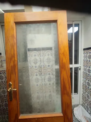 Puerta de madera con cristal