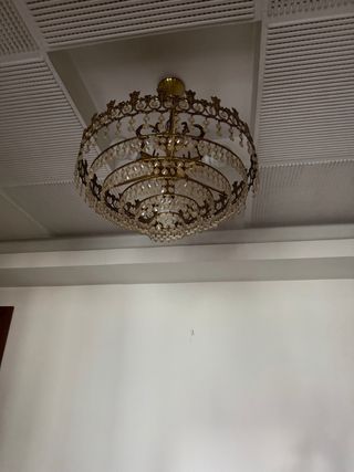 Lámpara de araña dorada con cristales