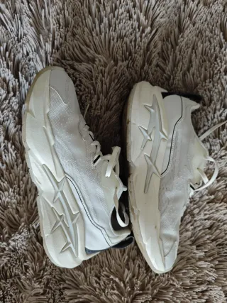 Zapatillas PUMA Mujer. Beige y negras.