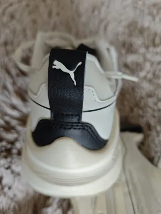 Zapatillas PUMA Mujer. Beige y negras.