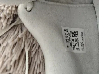 Zapatillas PUMA Mujer. Beige y negras.