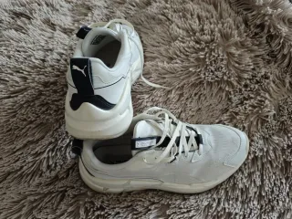 Zapatillas PUMA Mujer. Beige y negras.