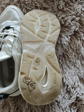 Zapatillas PUMA Mujer. Beige y negras.