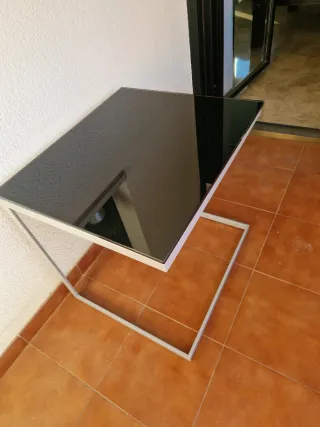 Mesa auxiliar cristal negro y metal