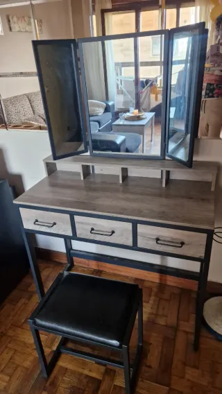 Tocador con espejo tríptico y taburete