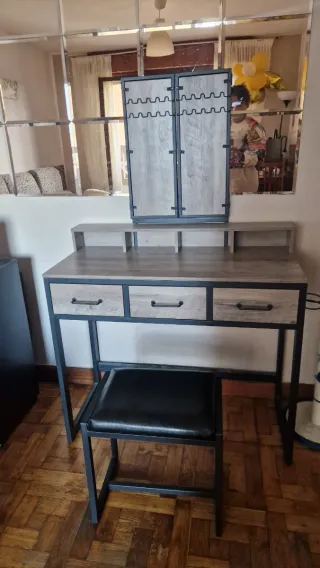 Tocador con espejo tríptico y taburete