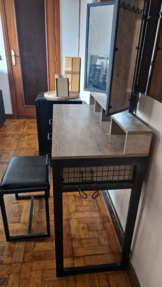 Tocador con espejo tríptico y taburete