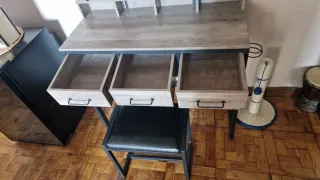 Tocador con espejo tríptico y taburete