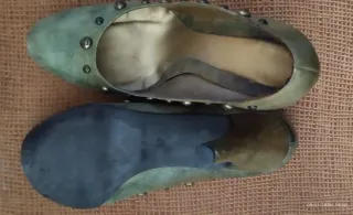 Zapatos de tacón plateados y verde azulado