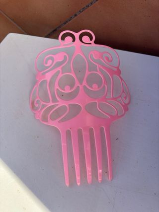 Complementos: pendientes, peineta y pulseras.