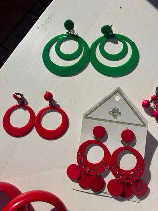 Complementos: pendientes, peineta y pulseras.