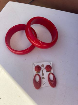 Complementos: pendientes, peineta y pulseras.