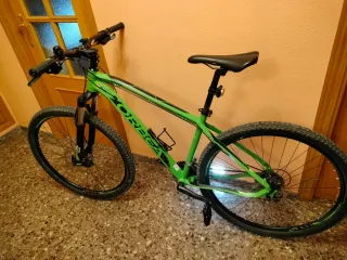Bicicleta de montaña verde