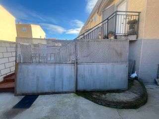 Puerta metálica con reja