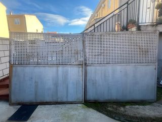 Puerta metálica con reja