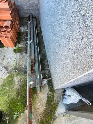 Puerta metálica con reja