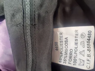 Traje de hombre negro con forro morado