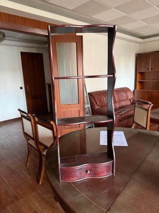 Estantería de madera oscura