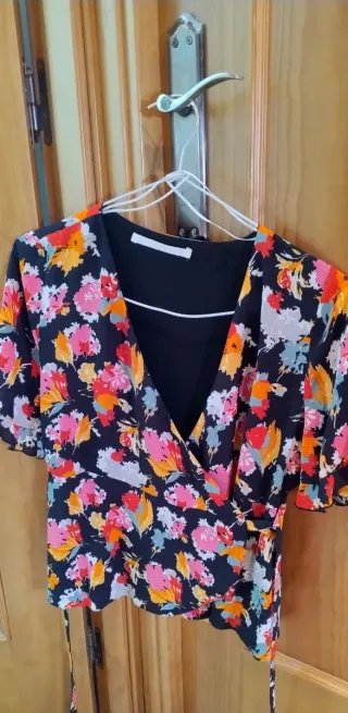Blusa floral cruzada manga corta