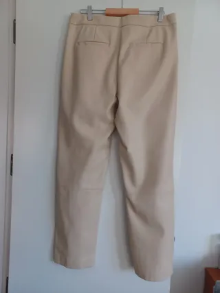 Pantalón polipiel beige pata ancha