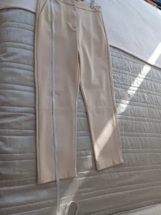 Pantalón polipiel beige pata ancha