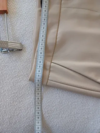 Pantalón polipiel beige pata ancha