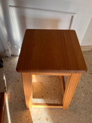 Taburete de madera de pino