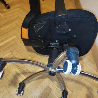 Silla de oficina ergonómica naranja y negra