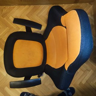 Silla de oficina ergonómica naranja y negra