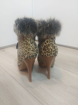 Botines tacón con pelo y pedrería