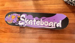 Skate Morado con Dibujo de Monstruo