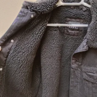 Cazadora vaquera Zara borreguito negra