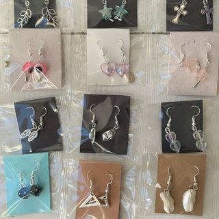 Lote de 18 pendientes variados plateados