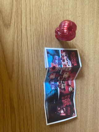 Max upside down huevos kinder joy funko pop