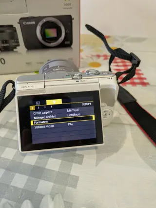 Cámara Canon EOS M10 + Tarjeta 8GB + Funda