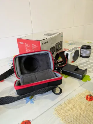 Cámara Canon EOS M10 + Tarjeta 8GB + Funda
