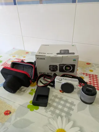 Cámara Canon EOS M10 + Tarjeta 8GB + Funda