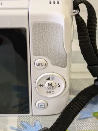 Cámara Canon EOS M10 + Tarjeta 8GB + Funda