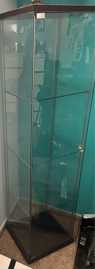 Vetrina in vetro nero e trasparente