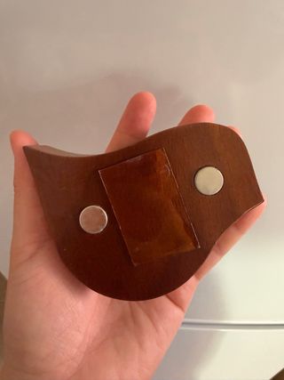 Campana de latón con soporte de madera