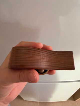 Campana de latón con soporte de madera